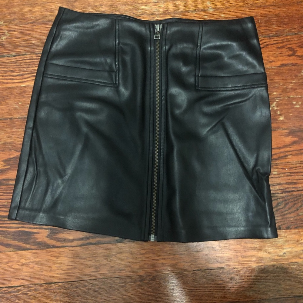 Boutique GF Collection Black Faux Leather Mini Skirt w Zipper Size 2